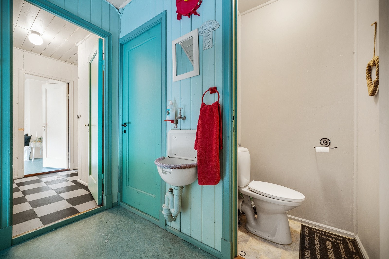 På loftet er det felles wc og vask til alle 4 hybelrommene i etasjen. Galleribilde