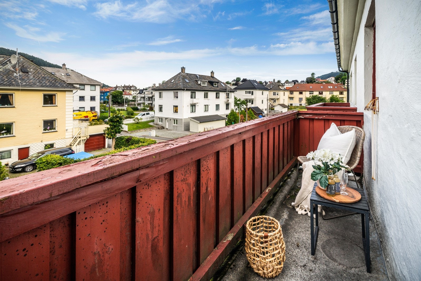 Solrik altan med tilkomst i fra stuen. Her ser man mot Løvstakken og nærområde. Galleribilde