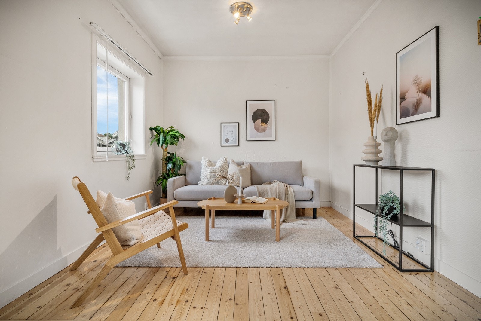 Denne delen av stuen var opprinnelig et soverom jfr. tegningene. Her kan man enkelt sette opp en lettvegg om man ønsker et soverom til. Galleribilde