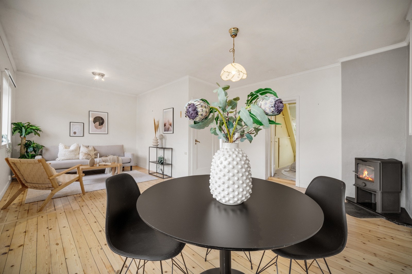 Det er god plass til å innrede med spisebord i den ene delen av stuen. Galleribilde