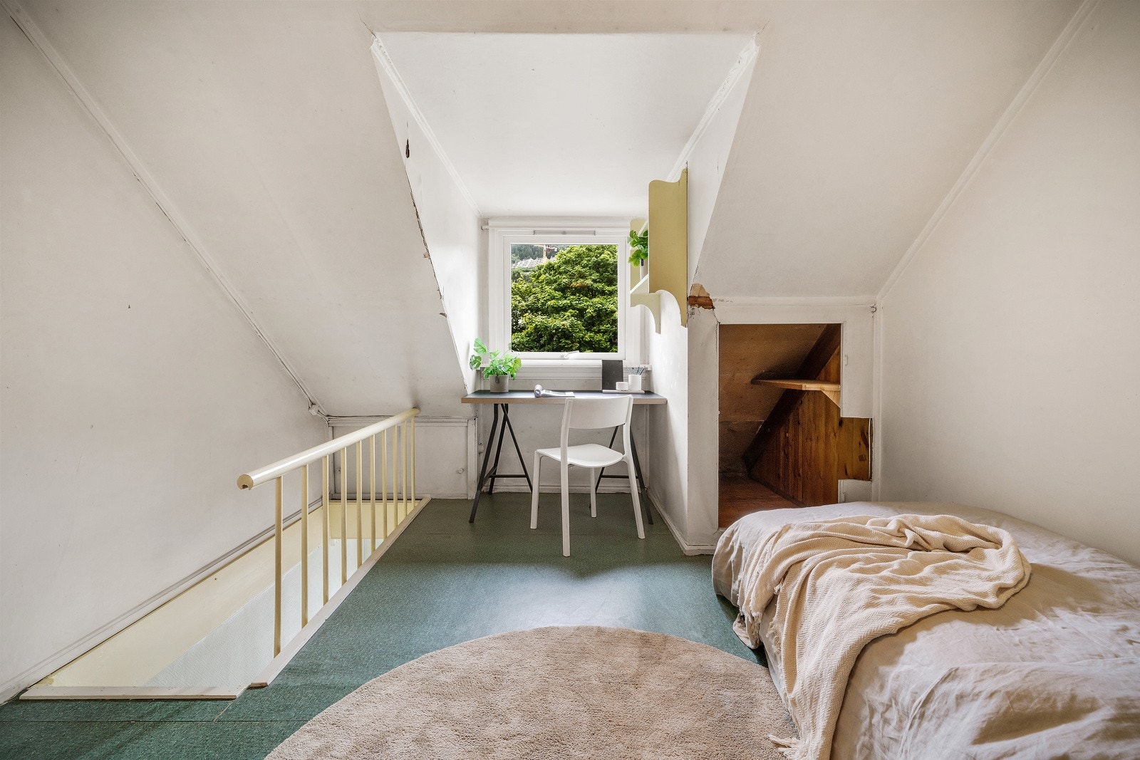 Fra loftsrommet er det innvendig trapp ned til resten av leiligheten. Galleribilde