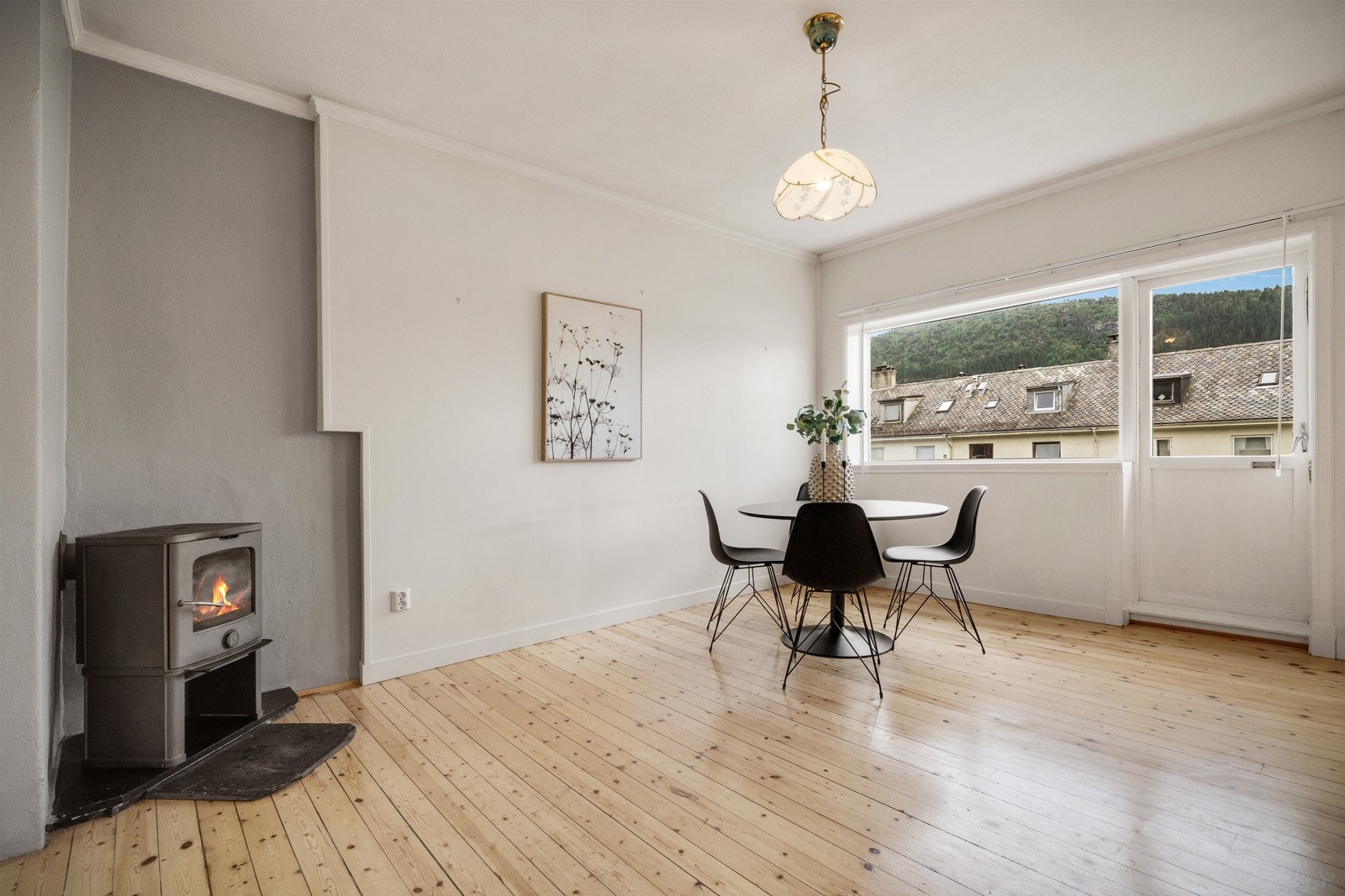 Lys og god stue med ildsted. Galleribilde