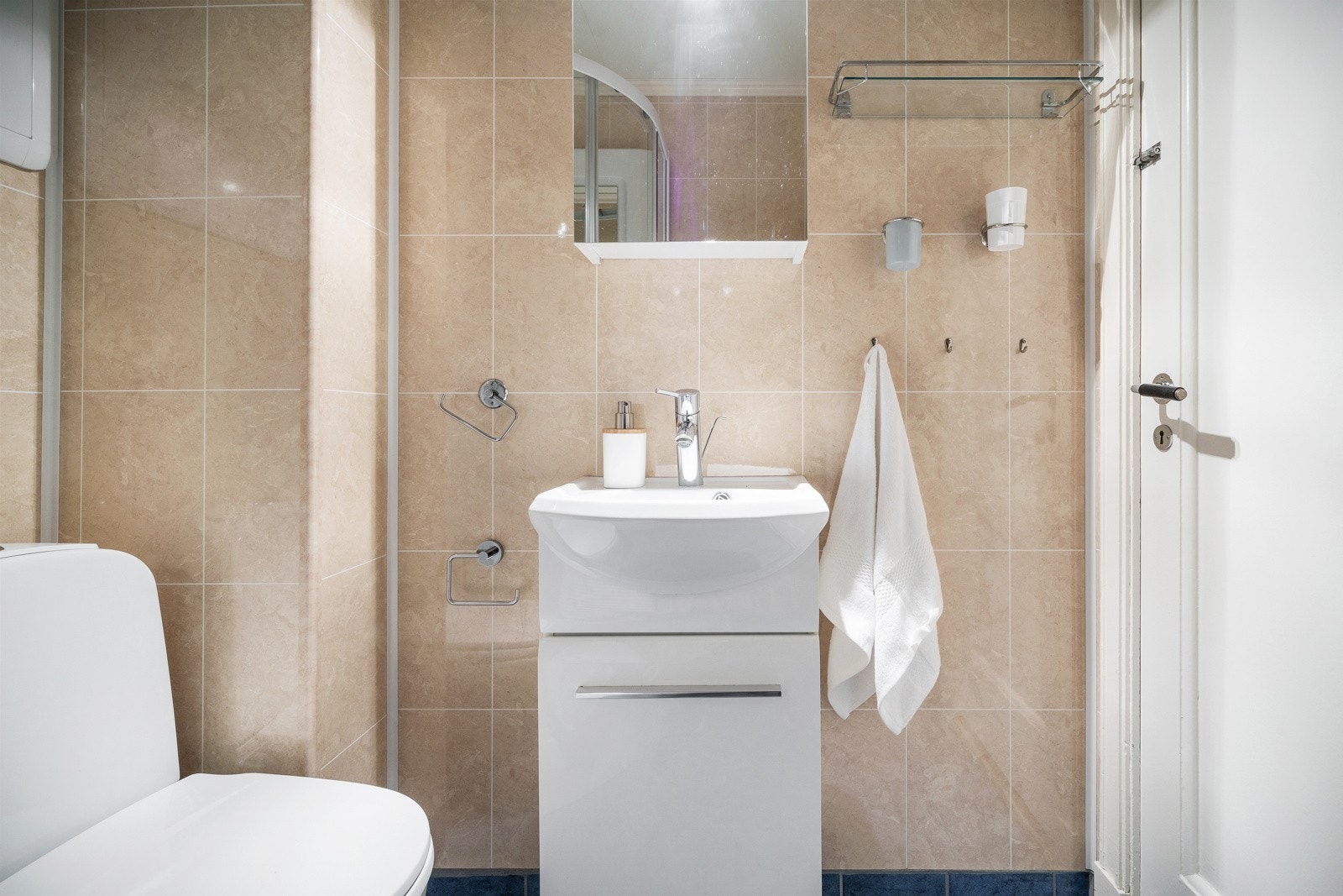 Servant i møbel på badet Galleribilde