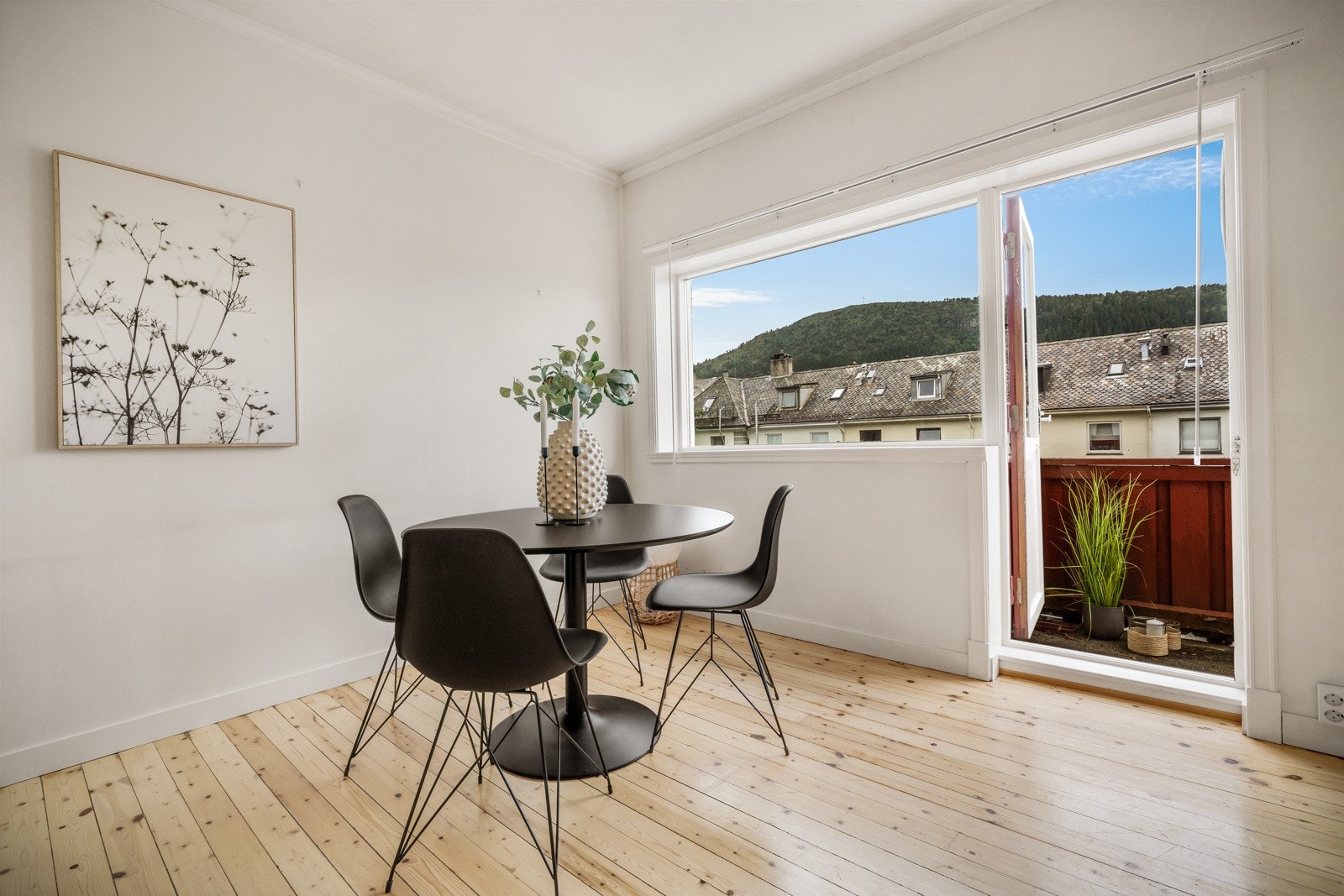 Det er utgang til altan fra stuen Galleribilde