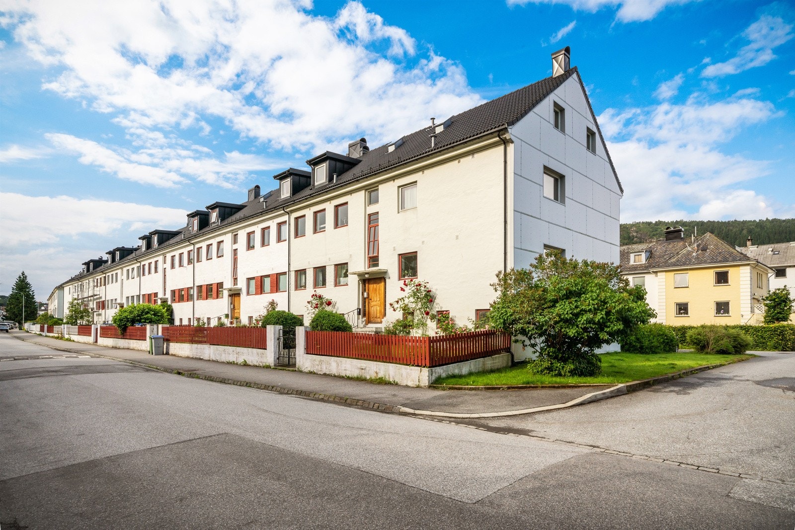 St. Olavs vei 19 er endehuset i rekken. Det er 4 leiligheter i oppgangen. Galleribilde