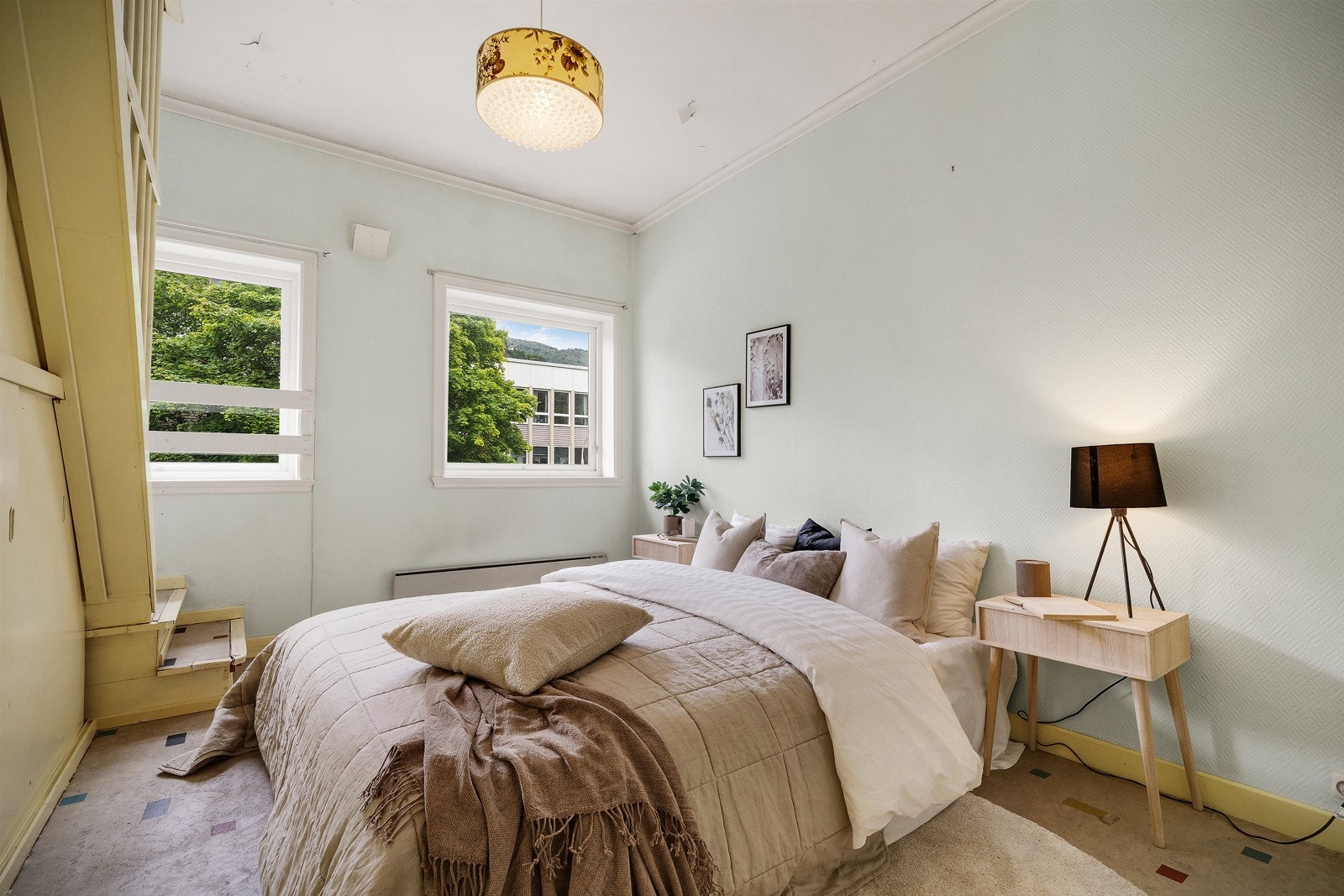 Her er det integrerte garderobeskap til venstre i bildet. Galleribilde