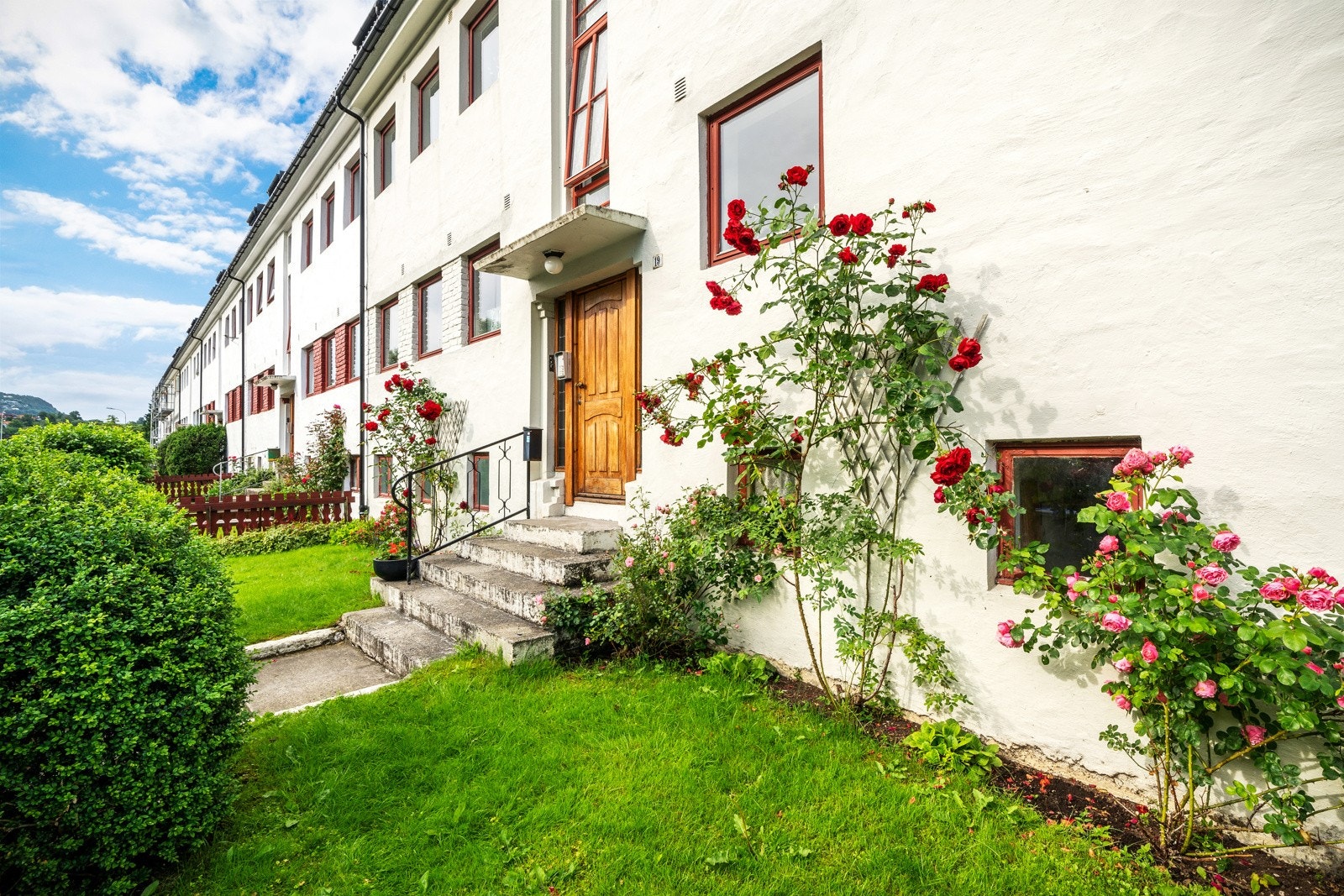 Koselig hage i front av huset. Galleribilde