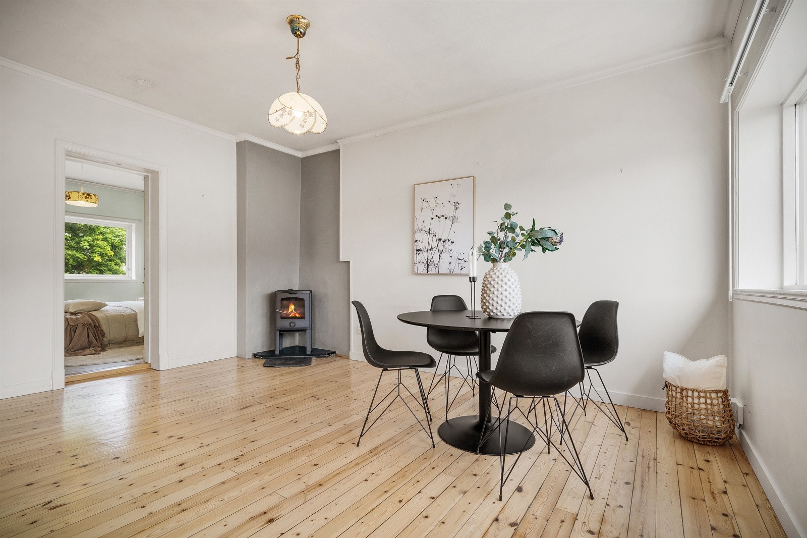 Peisovn i stuen - i ene boden i kjelleren er det masse ved som medfølger. Galleribilde