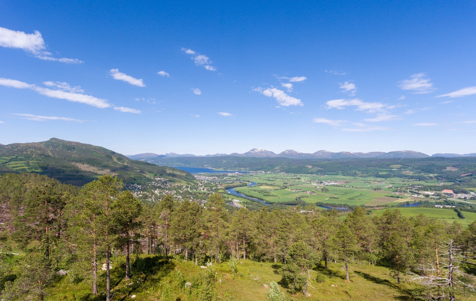 Ved inngangen til Trollheimen, mellom fjord og fjell med fantastisk utsikt ligger Skeisnebba hytteområde Galleribilde