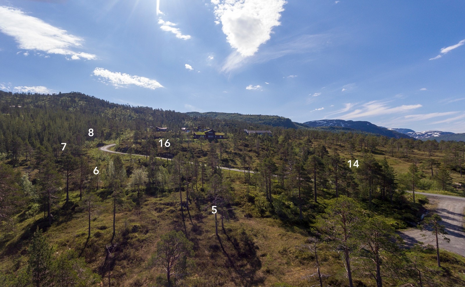 Opp mot nedre og midtre del av hytteområde Galleribilde