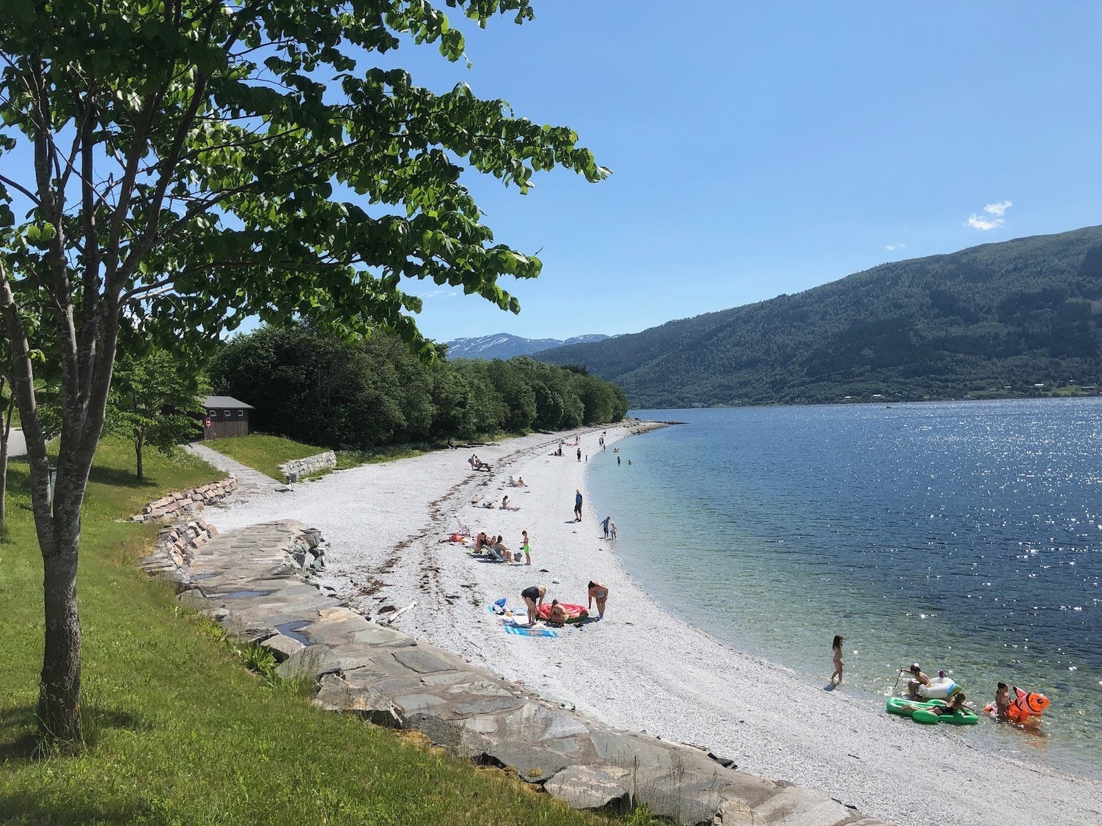 Trenger du en pust i bakken kan du ta turen til den kritthvite badestranda - Kalkstranda, ca. 10 min kjøring fra Skeisnebba hyttefelt. Foto: Skeisnebba Hytteområde Galleribilde