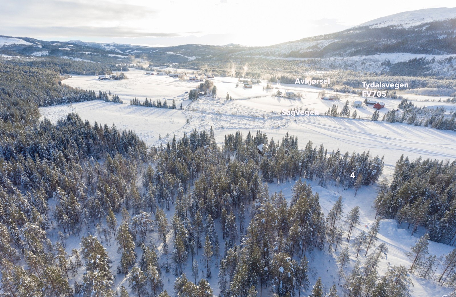 Tomtene ligger øst for og tilbaketrukket fra Tydalsvegen/FV705 med utsikt mot sørvest Galleribilde