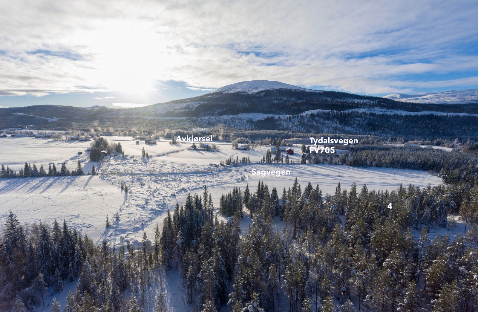 Tomtene ligger øst for og tilbaketrukket fra Tydalsvegen/FV705 med utsikt mot sørvest Galleribilde