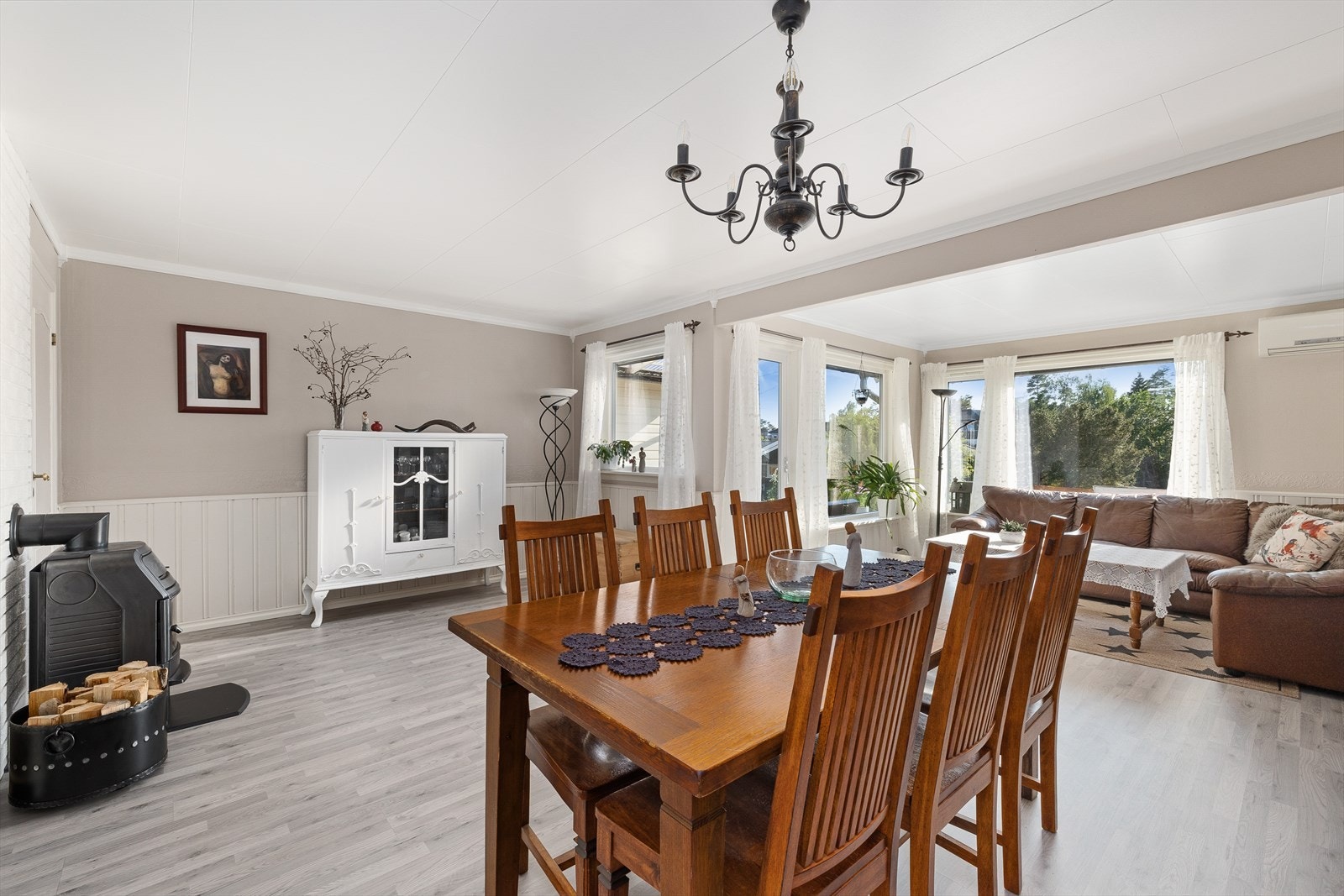 Stue med utgang til stor solrik uteplass Galleribilde