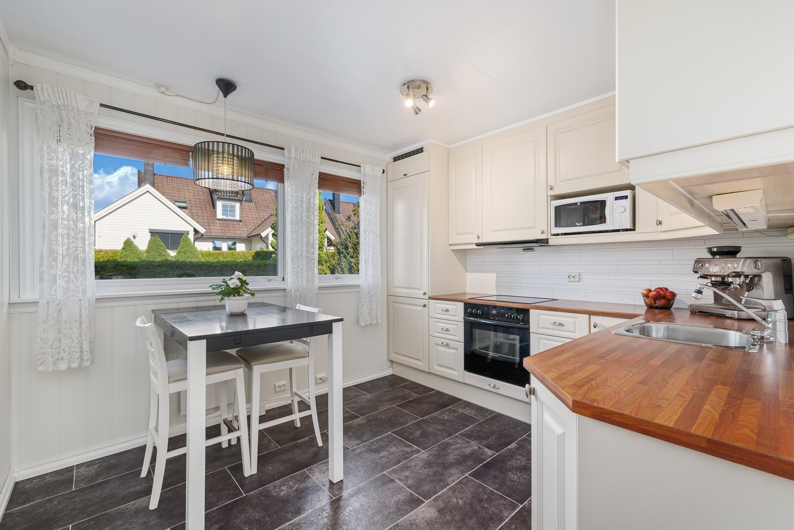 Plass for spisebord på kjøkkenet Galleribilde