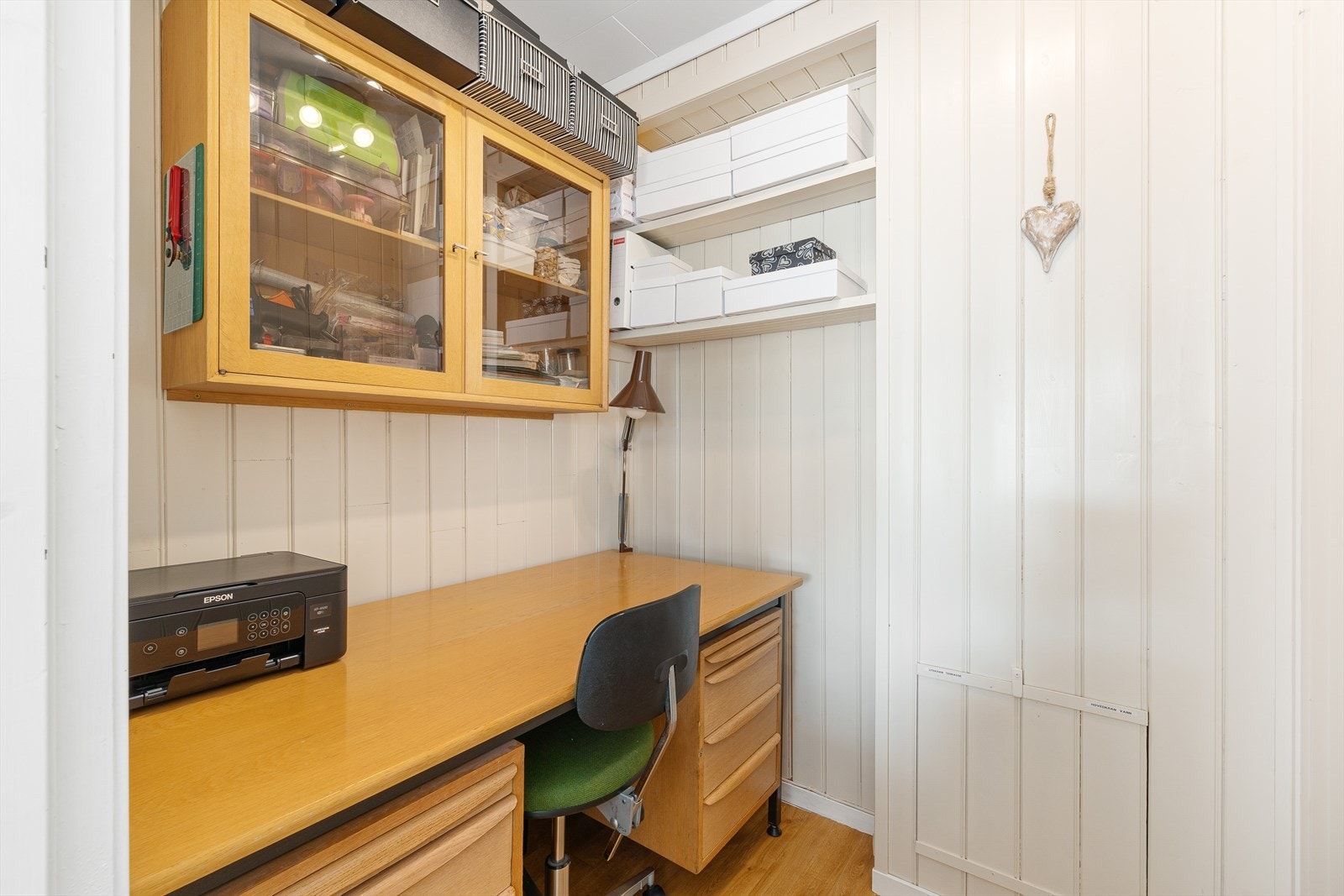 Bod innenfor stue, innredet som kontorkrok Galleribilde