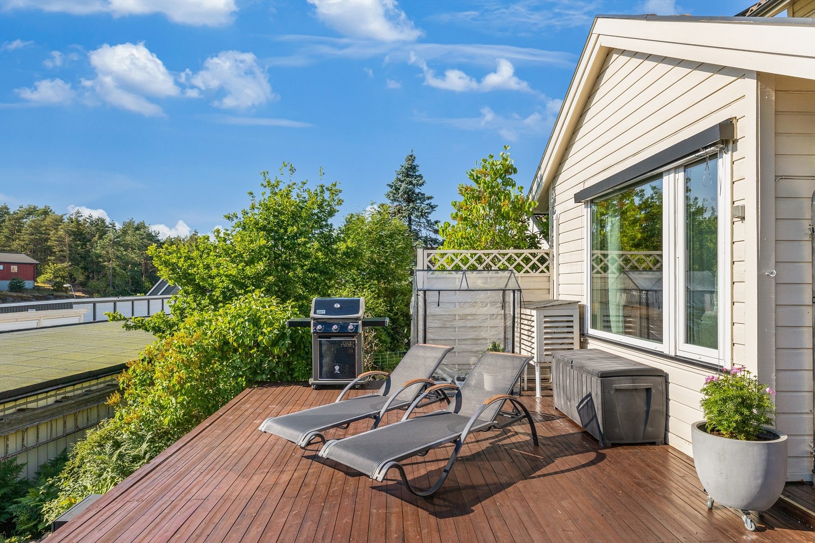 God plass for utemøbler Galleribilde