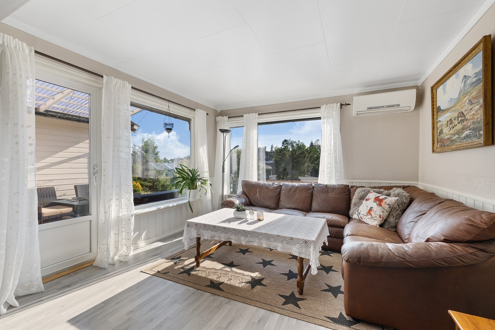 Stue med utgang gil stor solrik uteplass Galleribilde