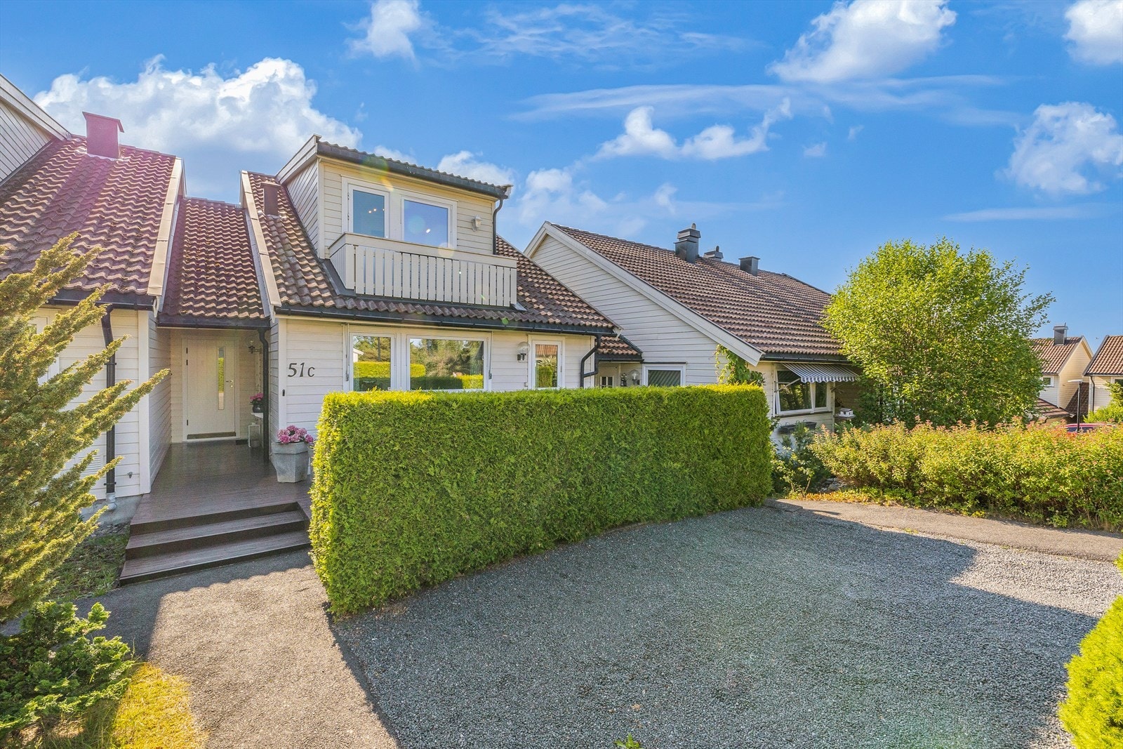 Inngangsparti, frokost terrasse skjermet av hekk Galleribilde