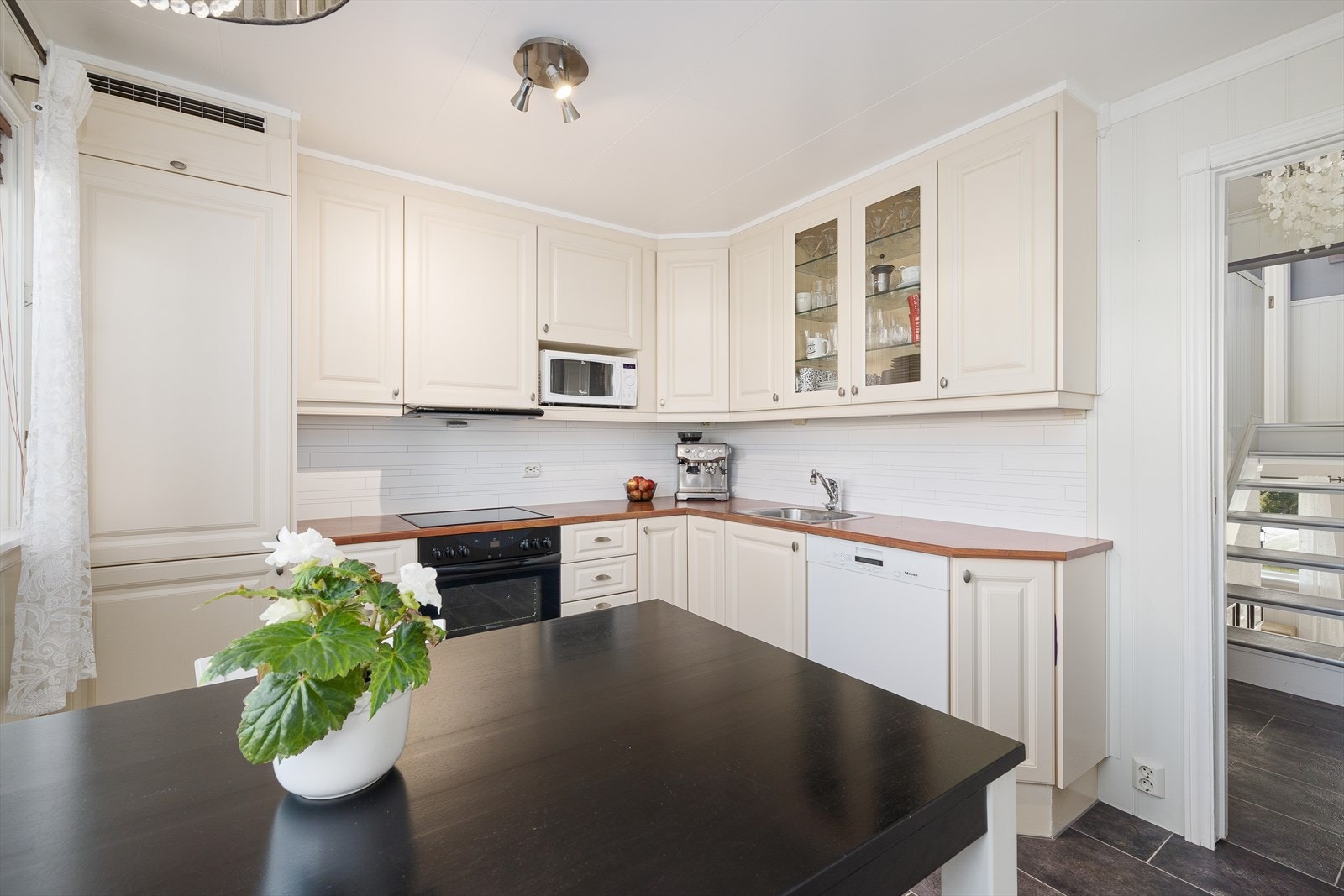 Kjøkken med spiseplass Galleribilde