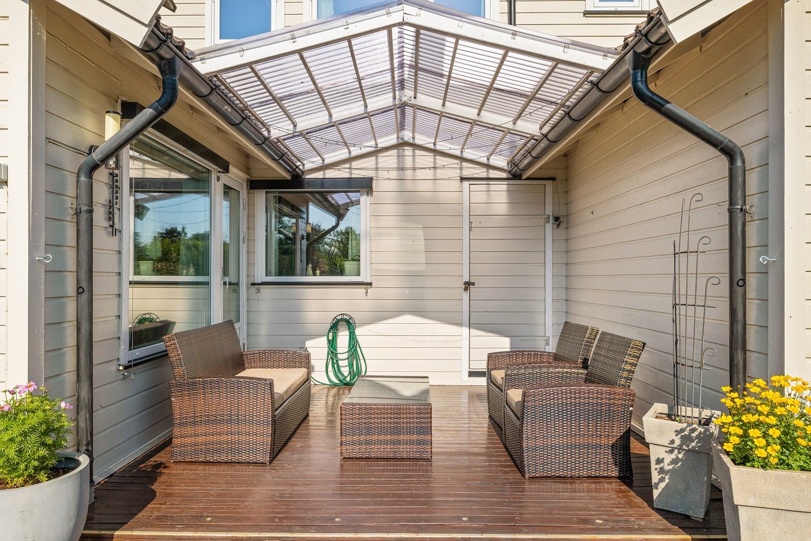 Delvis overbygget, skjermet plass Galleribilde