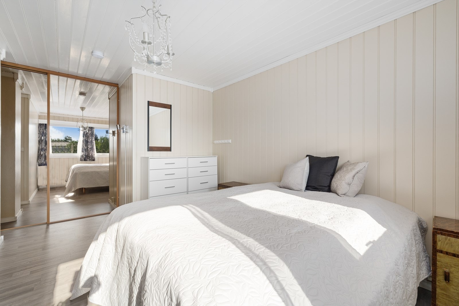 Hovedsoverom med stor garderobe Galleribilde