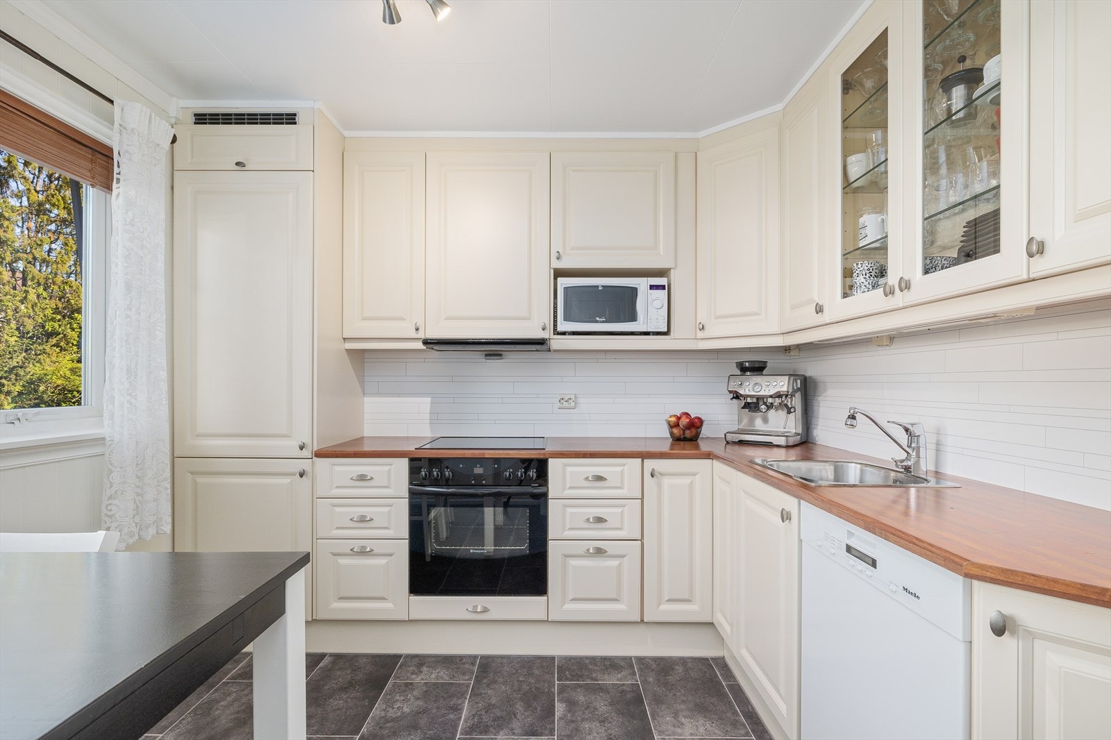 Kjøkken med integrerte hvitevarer Galleribilde