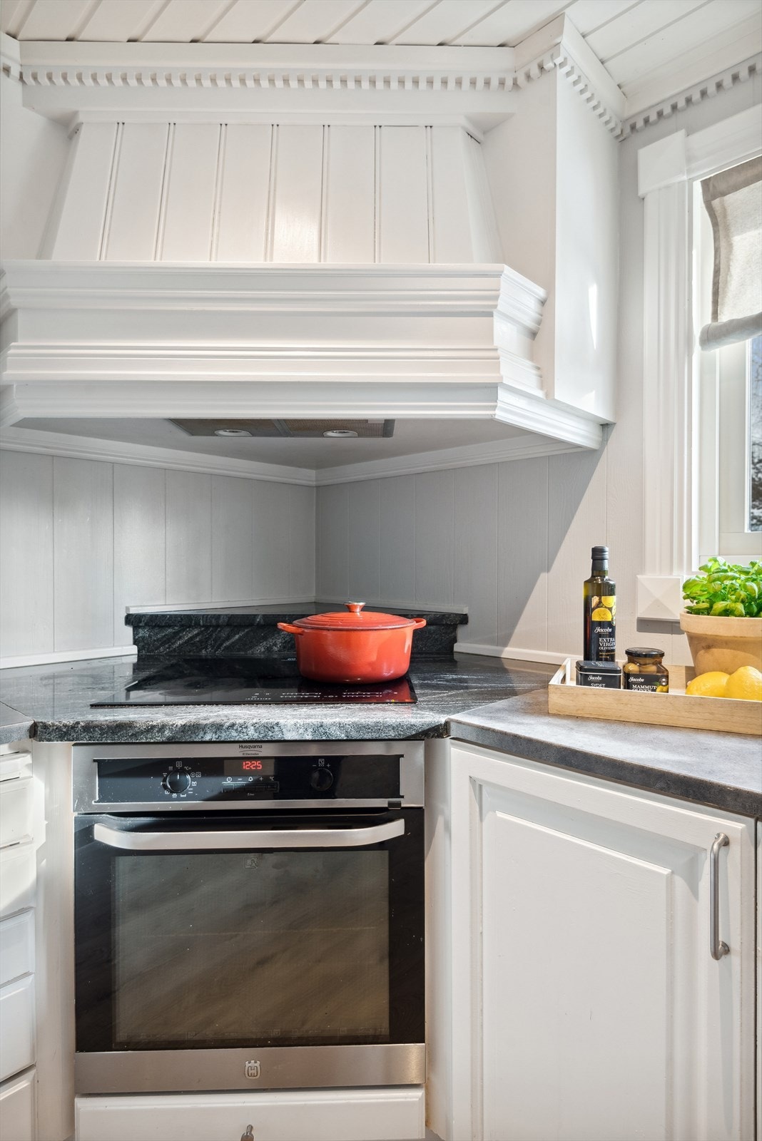 Kjøkkenventilator med avtrekk ut og komfyrvakt. Galleribilde