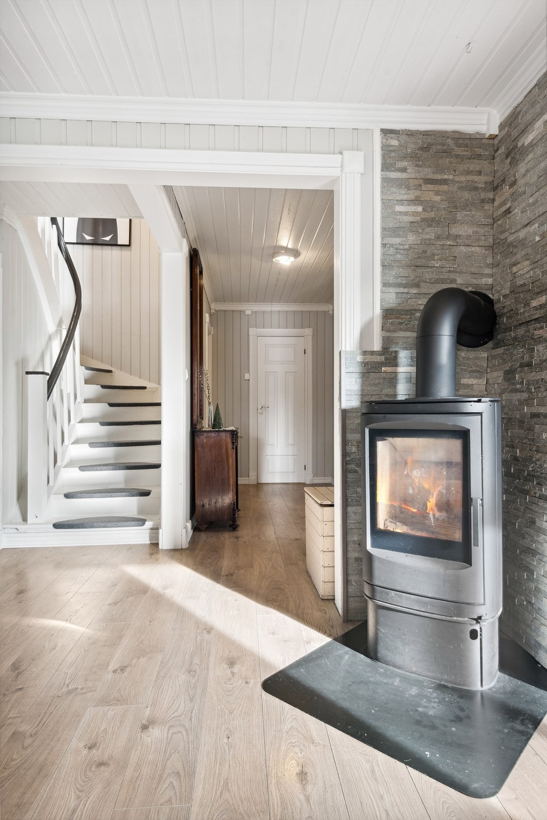 Peisovnen er praktisk plassert og varmer godt. Galleribilde