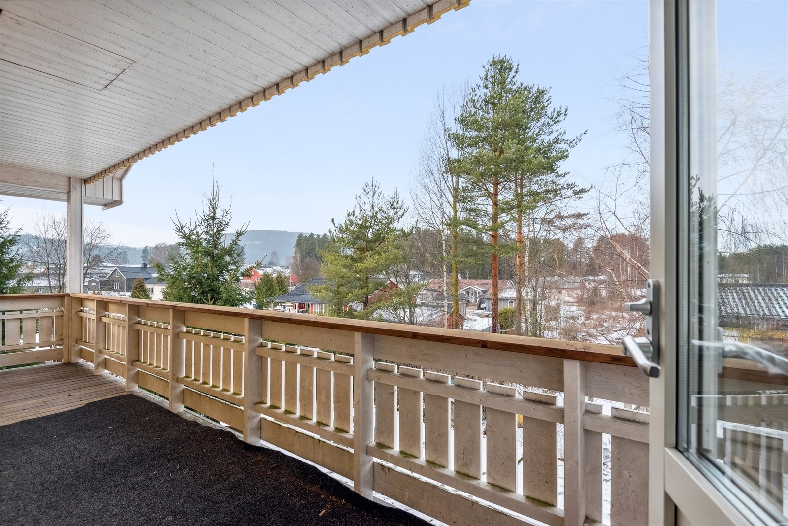 Fra det ene soverommet er det adkomst til denne flotte balkongen. Galleribilde