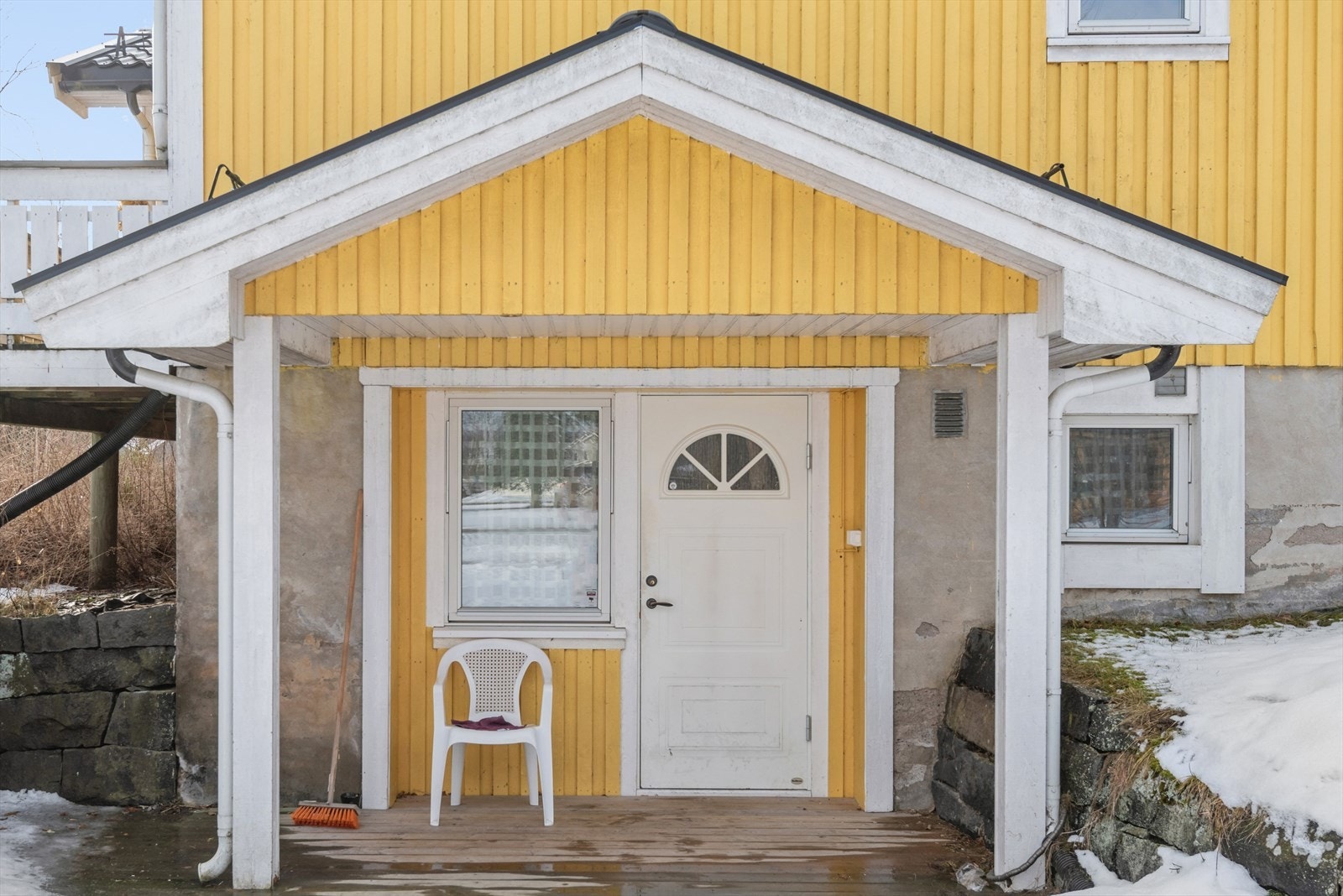 Det er egen inngang til hybelleiligheten. Galleribilde