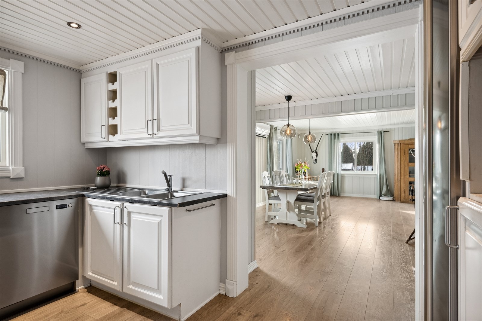 Kjøkkenet har innredning med profilerte fronter, laminert benkeplate og vask i rustfritt stål. Galleribilde