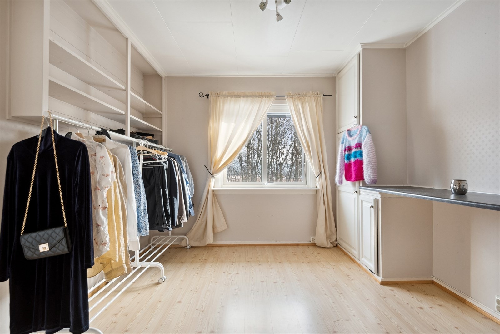 Dette soverommet benyttes som garderobe. Galleribilde