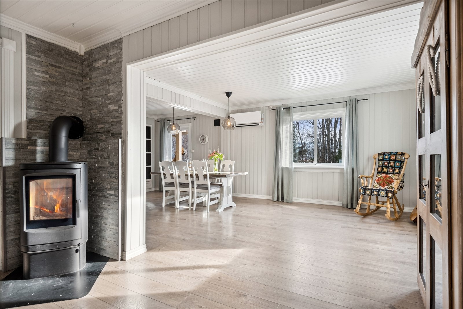 Spisestue med plass til et ekstra stort spisebord. Galleribilde