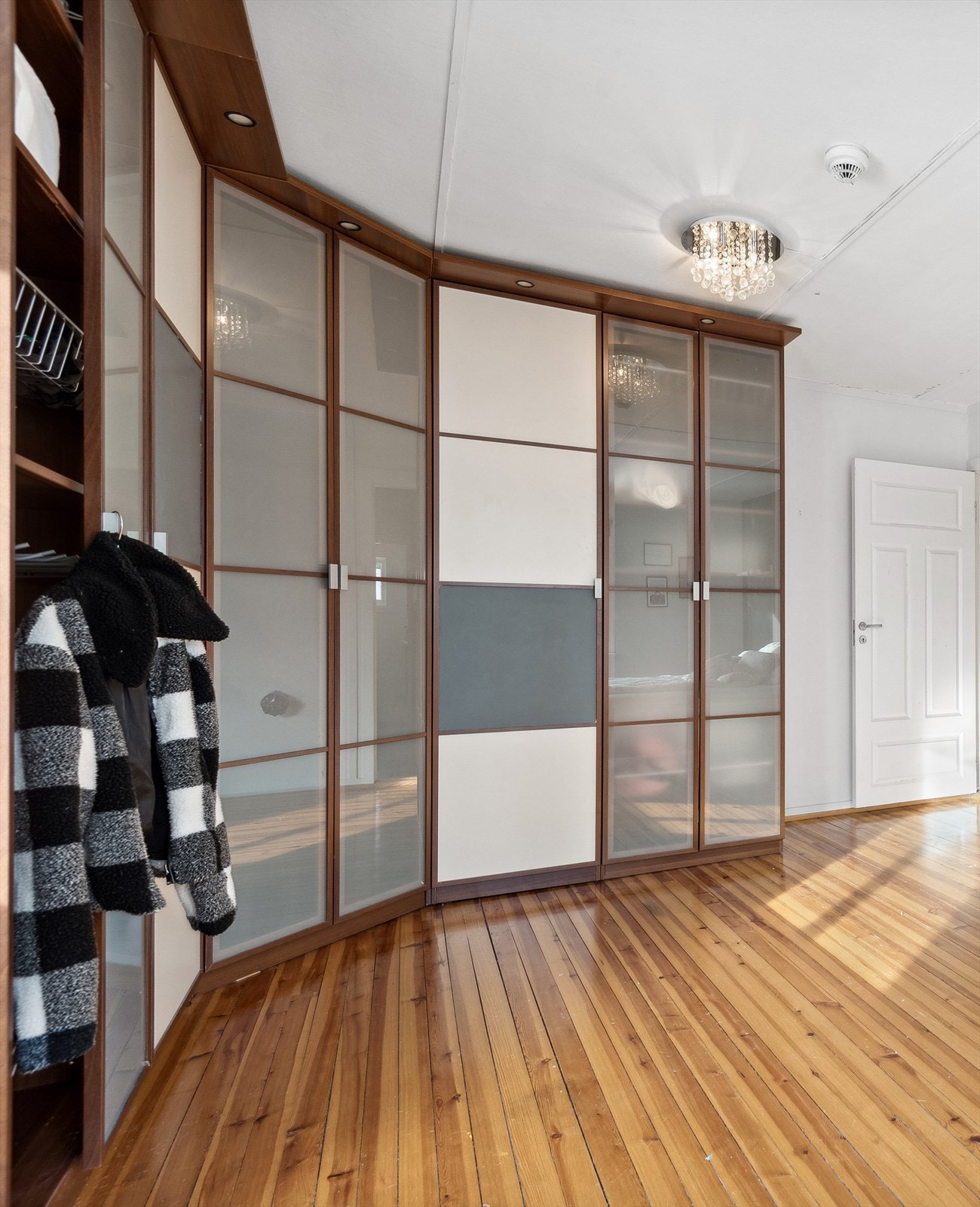 Her er det rikelig med oppbevaringsplass i praktisk garderobeløsning. Galleribilde