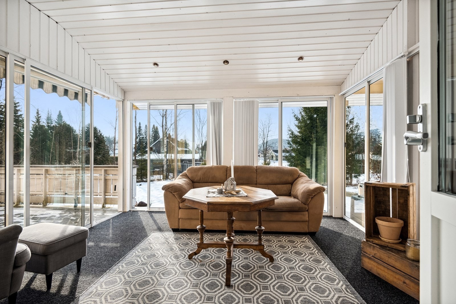 Fra stuen er det adkomst til en praktisk og flott vinterhage med store vindusflater som gir godt lysinnslipp. Galleribilde
