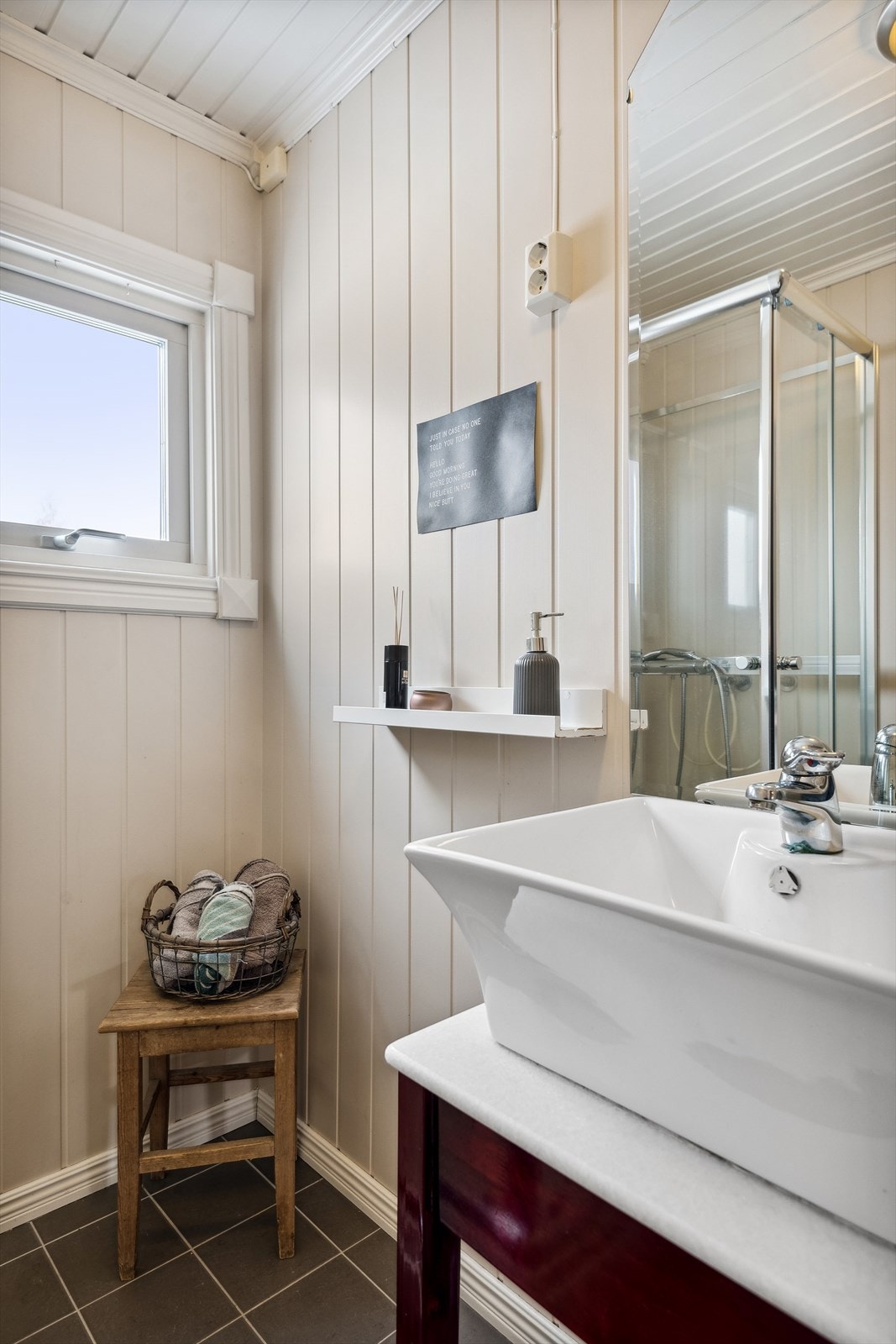 Badet i 1. etasje inneholder dusjkabinett, servant og vegghengt toalett. Galleribilde