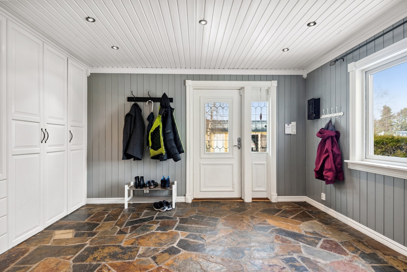 En romslig hall ønsker deg velkommen inn. Galleribilde