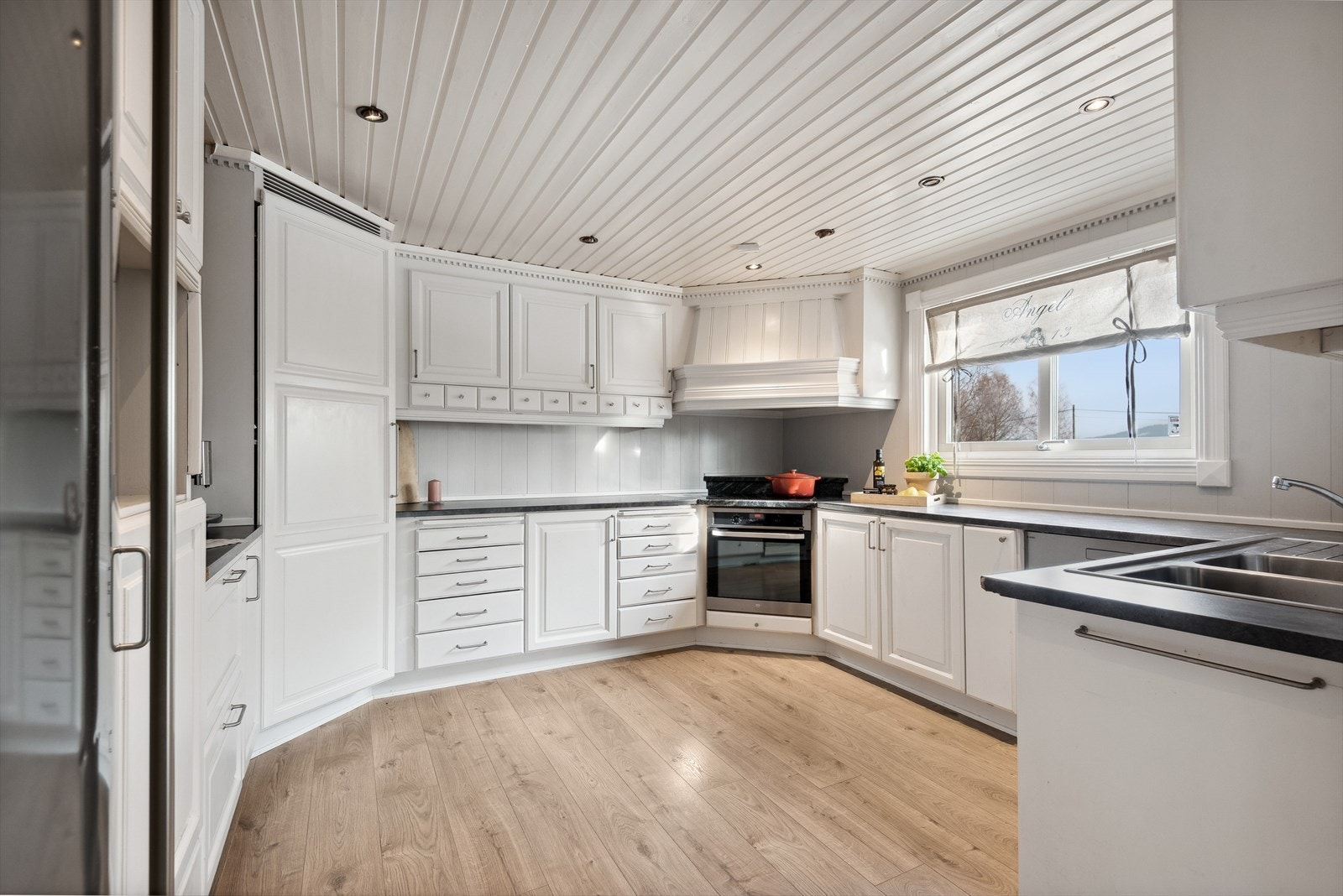 Integrert platetopp og stekeovn. Frittstående oppvaskmaskin og kjøleskap. Galleribilde