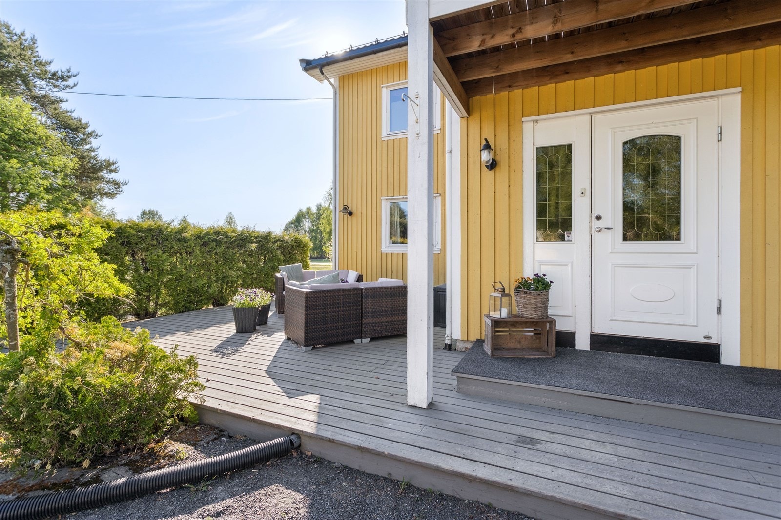 Overbygget inngangsparti til hoveddelen. Hybelen har inngang i underetasjen, på kortsiden av huset Galleribilde