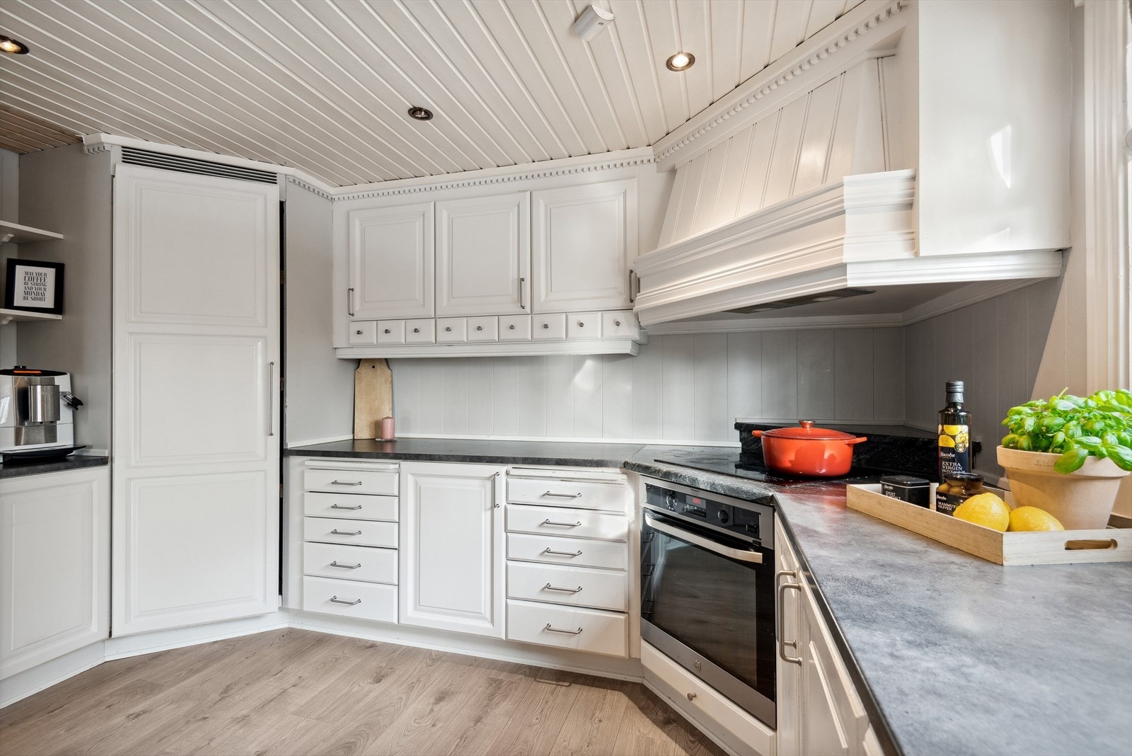 Innredningen har rikelig med skap- og benkeplass for både matlaging og oppbevaring. Galleribilde