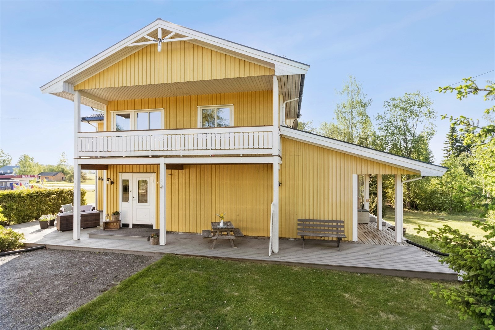 Det er fine uteplasser på alle sider av huset Galleribilde