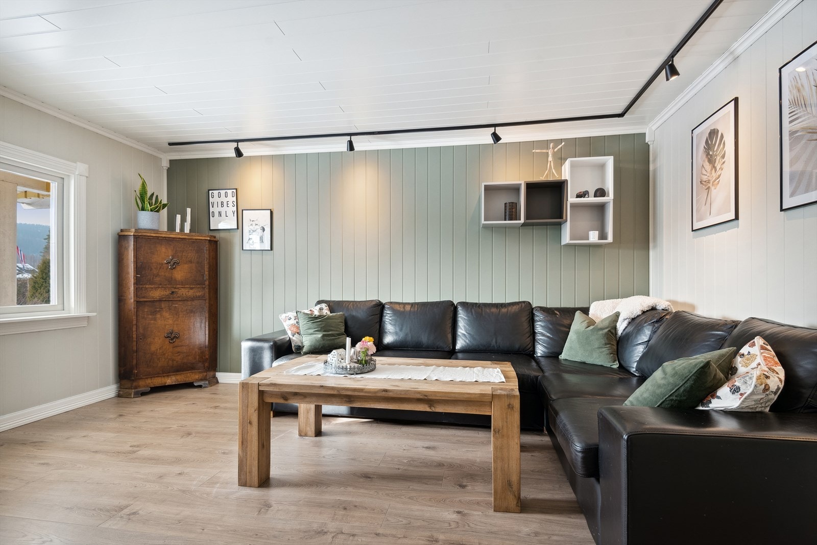 Her er det en lun og lys stue hvor man kan trekke seg tilbake med en film eller en god bok. Galleribilde