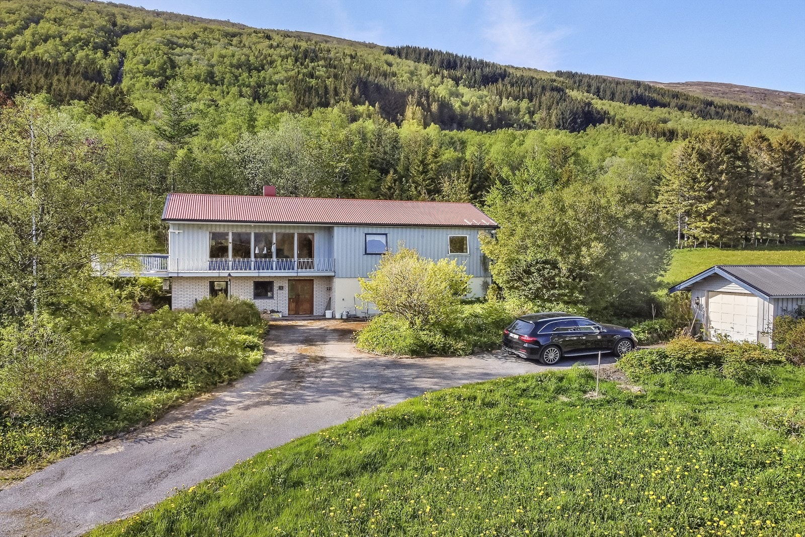 Meget flott opparbeidet tun og hage med beplantning og asfaltert/steinlagt oppgang til huset og kårboligen. Galleribilde