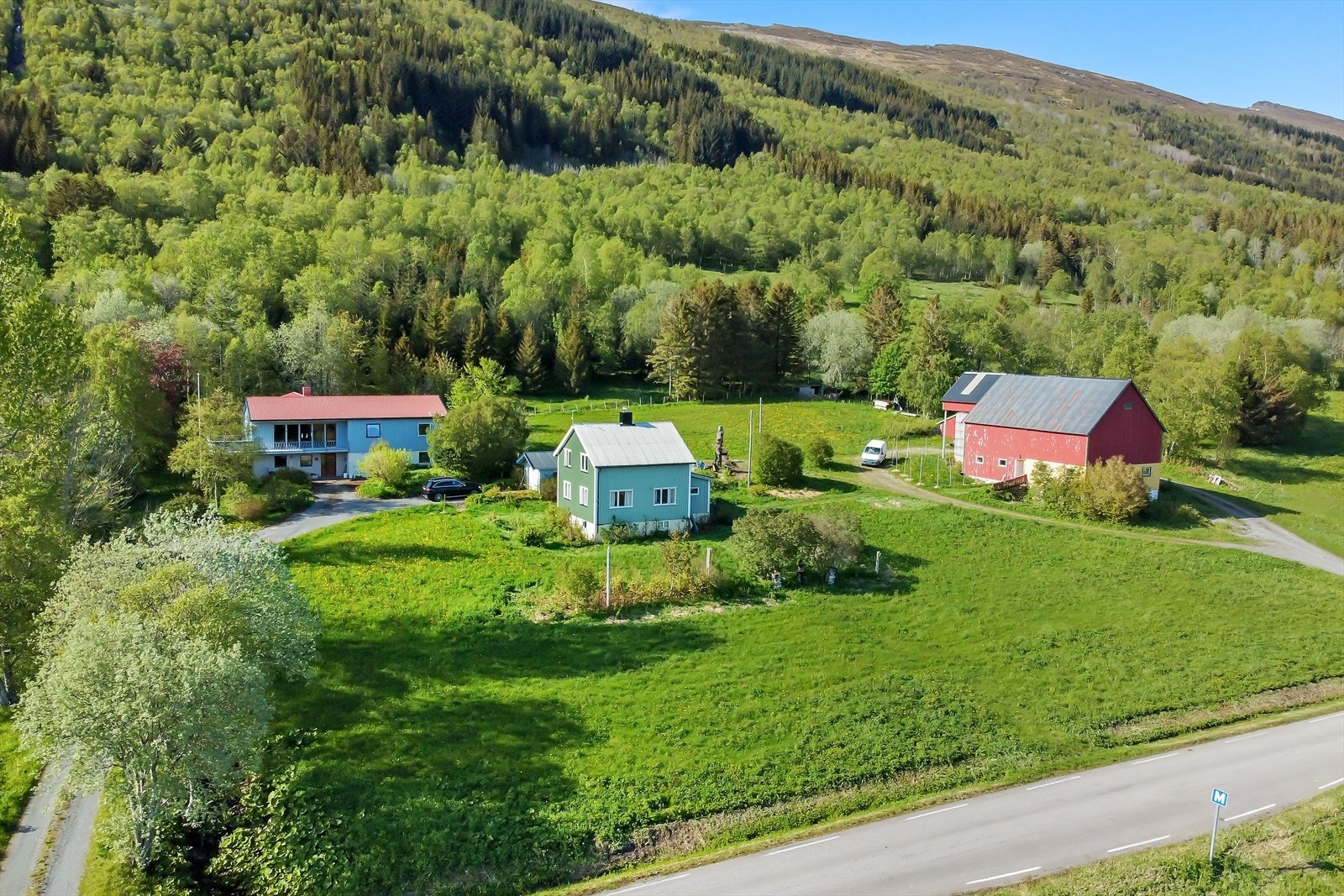 Selger har selv drevet gården mens hun har bodd der med storfe, sau og høner. Galleribilde