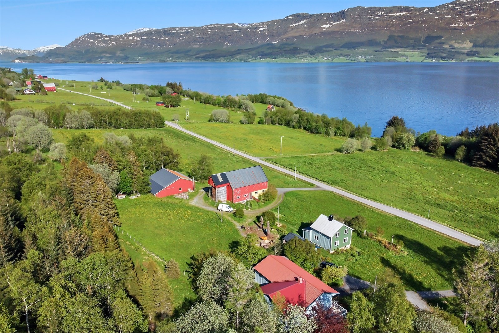 Eiendommen ligger på Handnessøya, ei øy i Nesna i kommune. Ferjeforbindelse som tar ca 20 min fra kommunesenteret Nesna. Forbindelse også til naboøyene Tomma og Hugla med samme ferge. Dagligvarehandel og småbåthavn med gjestebrygge på stedet. Galleribilde
