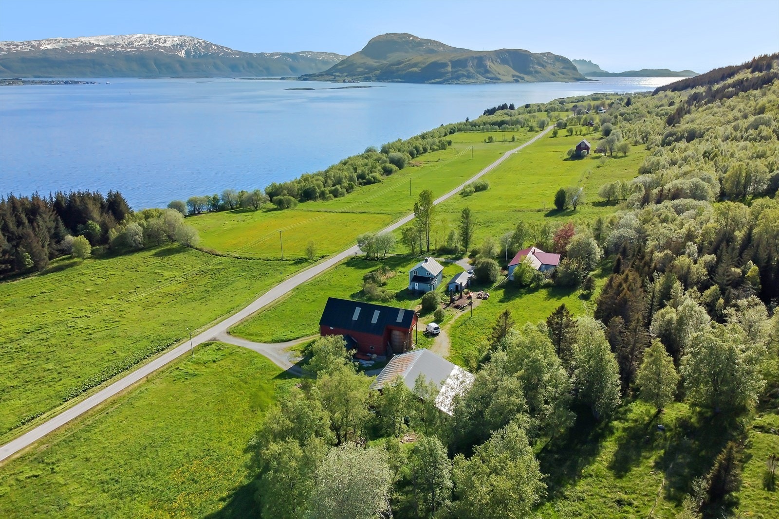 Øya har idag omtrent 50 fastboende. Næringslivet er hovedsakelig jordbruk. Galleribilde