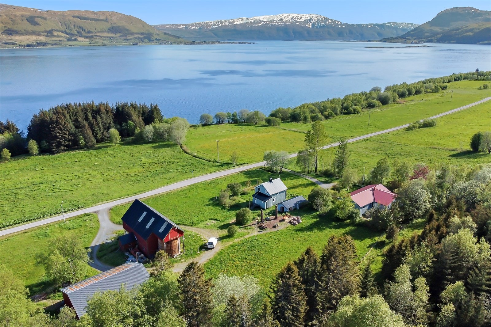 Fra eiendommen er det nydelig utsikt mot havet. Det er også nærhet til flotte turområder. En delvis merket turløype fører opp til klebersteinsområdet Esjebergan, midt oppe på fjellet i sentrum av øya. Galleribilde