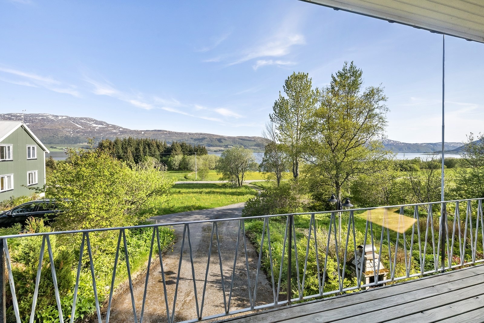 Det er nydelig utsikt fra våningshuset. Galleribilde
