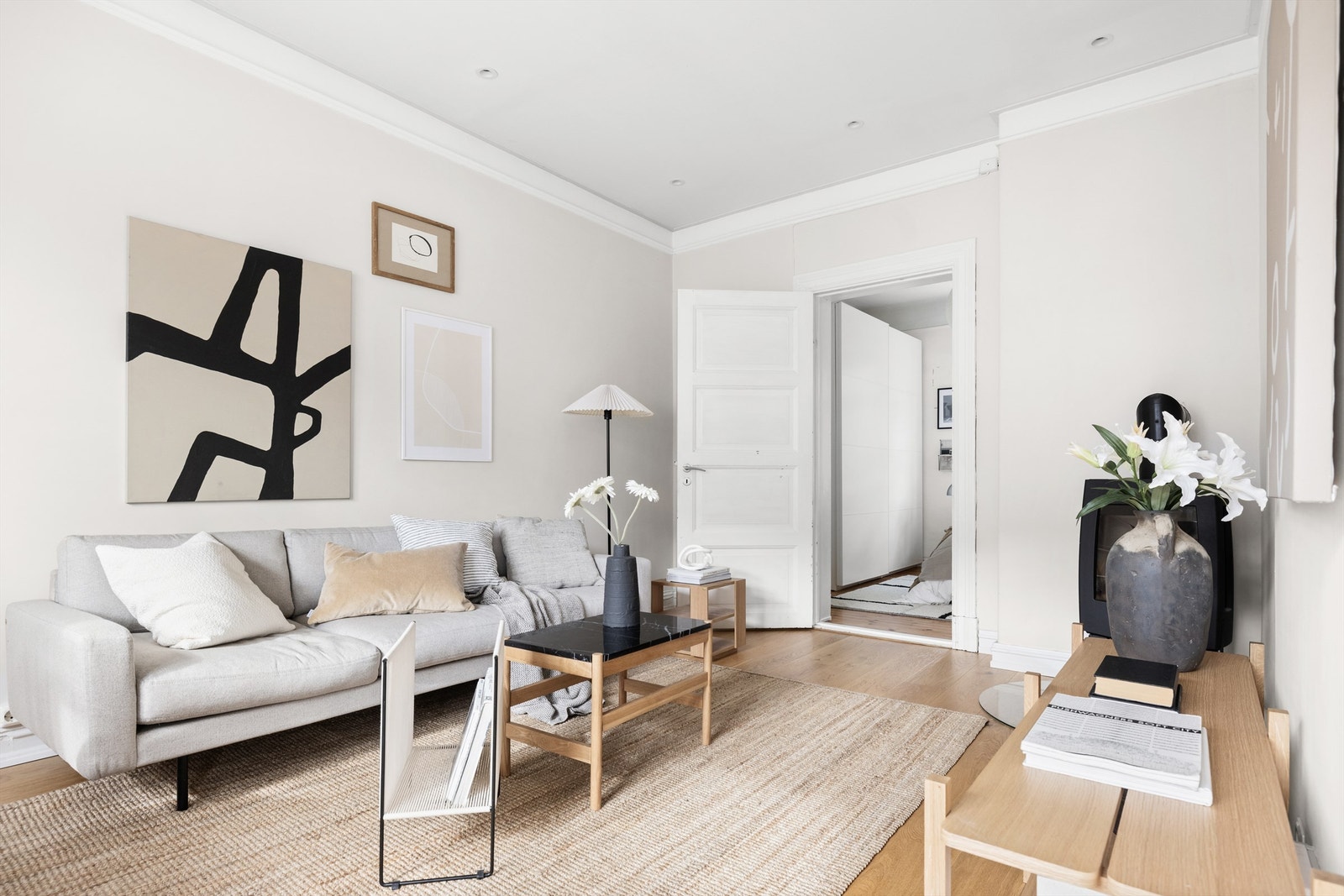 Romslig og lys stue med god plass til sofagruppe med tilhørende salongbord og tv-benk. Galleribilde